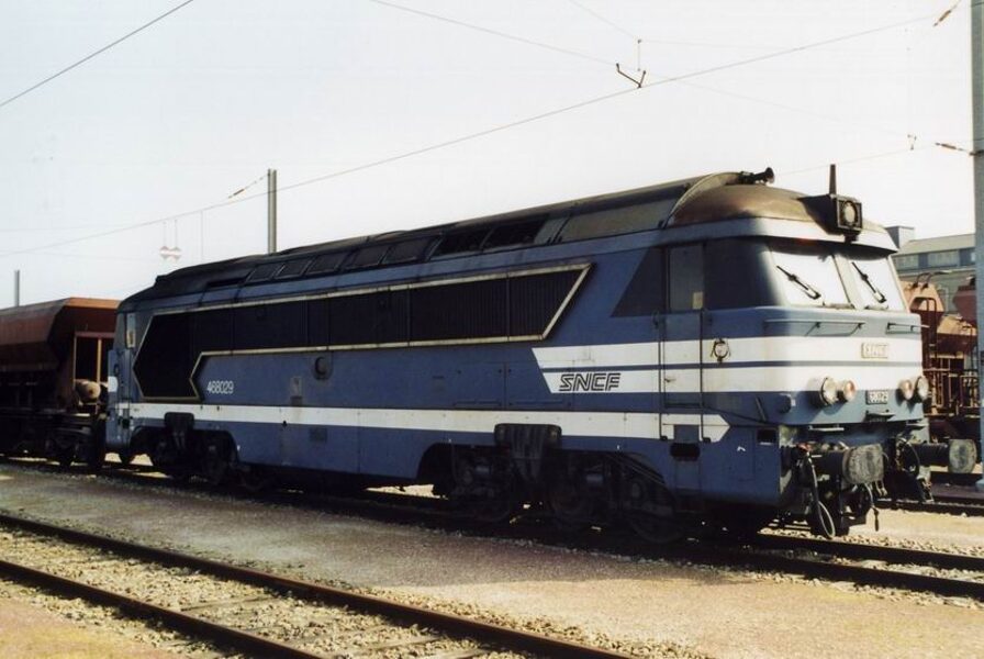 Locomotives-Diesel 1/220