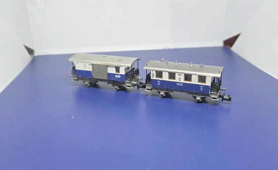 Lot de 1 voiture + 1 fourgon Bleu N 1/160