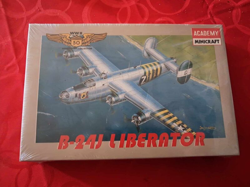 Consolidated B24J - 1/144 - ACADEMY Minicraft 